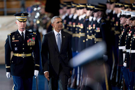 Tổng thống Barack Obama tham dự lễ chia tay lực lượng vũ trang Mỹ tại căn cứ quân sự Myer-Henderson ở Arlington, Washington ngày 4/1.
